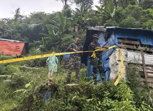 Petugas menyegel tenda biru, penambang emas ilegal di kawasan TNGHS, Kecamatan Sukajaya, Kabupaten Bogor. (Sumber: Dok. Kemenhut)