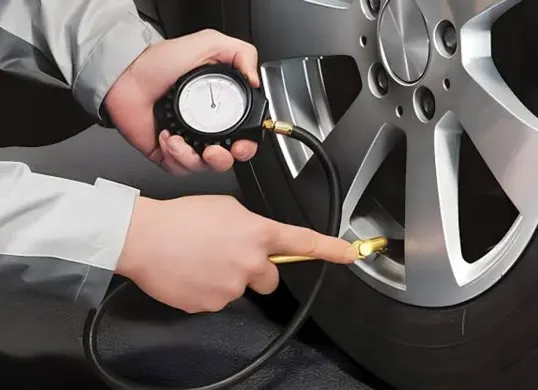 Ilustrasi menjaga tekanan angin agar terhindar dari kecelakaan fatal. (Sumber: Freepik)