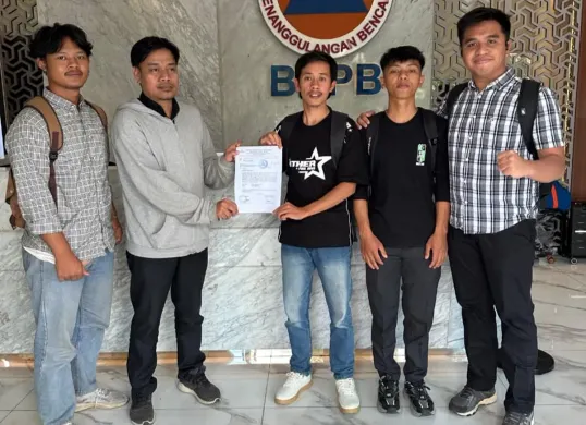 Sejumlah warga Lebakgedong di Kabupaten Lebak, saat menyerahkan surat audiensi ke BNPB. (Sumber: Istimewa)