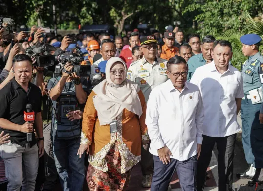 Gubernur Jakarta, Pramono Anung meninjau lokasi ledakan di SMAN 72 Jakarta, Kelapa Gading Barat, Jakarta Utara, Jumat, 7 November 2025. (Sumber: Poskota/Bilal Nugraha Ginanjar)