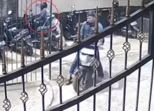 Dua pelaku dugaan pencurian motor beraksi di kawasan Kayumanis, Tanah Sareal, Kota Bogor. (Sumber: Dok. Istimewa)