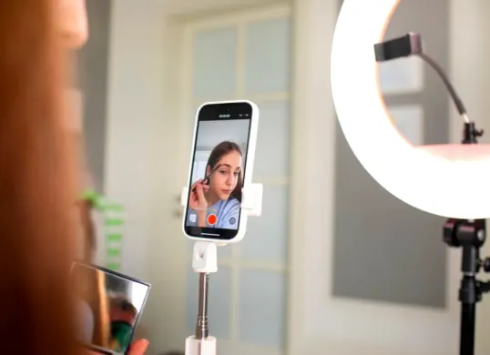 Ilustrasi membuat konten TikTok menggunakan HP. (Sumber: Freepik)