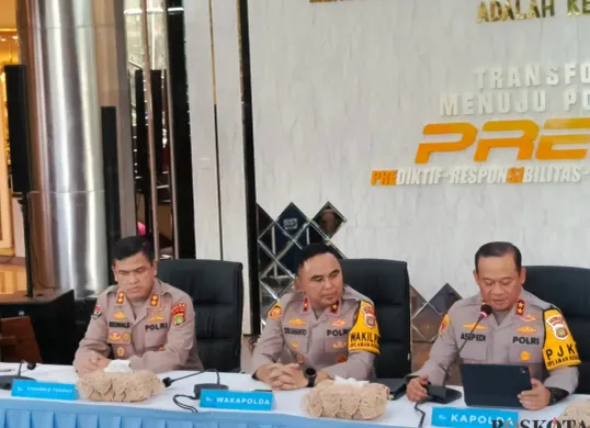 Konferensi pers penetapan tersangka kasus dugaan informasi bohong atau hoaks terkait tuduhan ijazah palsu mangan Presiden Joko Widodo, di Polda Metro Jaya, Jakarta Selatan, Jumat, 7 November 2025. (Sumber: Poskota/Ali Mansur)