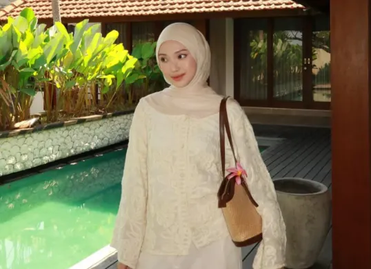 Selebgram Jule Prastini menjadi sorotan tajam publik setelah muncul dugaan bahwa dirinya melepas hijab pasca kabar perselingkuhannya dengan pria bernama Safrie Ramadan. (Sumber: Instagram/@juliaprt7)