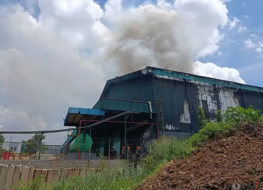 PT Pengolahan Limbah Industri Bekasi, Jalan Pangkalan 2, Kelurahan Sumurbatu, Kecamatan Bantargebang, Kota Bekasi, terbakar, Jumat, 7 November 2025. (Sumber: Poskota/Nurpini Aulia Rapika)