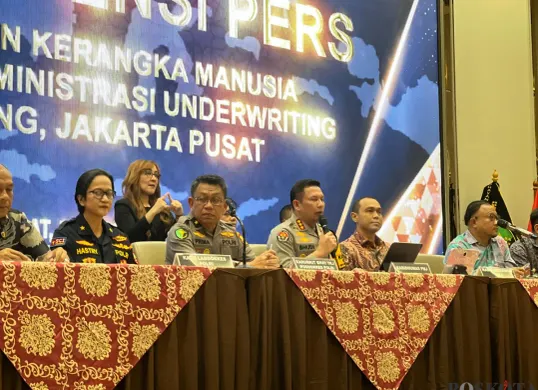 Konferensi pers di Rumah Sakit Polri Kramat Jati, terkait pengungkapan identitas dua kerangka manusia yang ditemukan di Gedung ACC, Kwitang, Jakarta Pusat. (Sumber: Poskota/Ali Mansur)