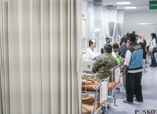 Korban ledakan SMAN 72 Jakarta dilarikan ke IGD RS Islam Cempaka Putih, Jakarta Pusat, Jumat, 7 November 2025. (Sumber: Poskota/Bilal Nugraha Ginanjar)