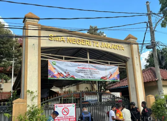 Situasi di depan SMAN 72, Kelapa Gading Selatan, Jakarta Utara, Jumat, 7 November 2025. (Sumber: Poskota/Pandi Ramedhan)