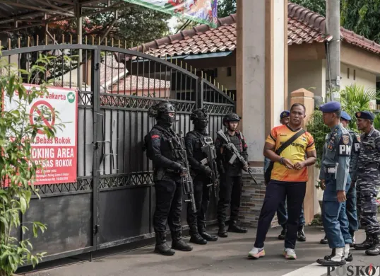 Situasi di depan gerbang utama SMAN 72 Jakarta, Kelapa Gading Selatan, Jakarta Utara, Jumat, 7 November 2025. (Sumber: Poskota/Bilal Nugraha Ginanjar)