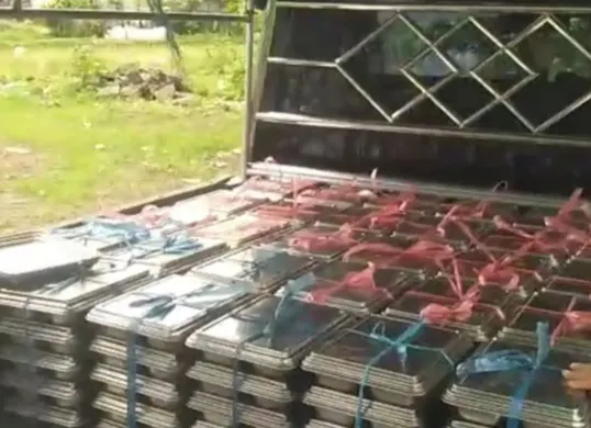 Ratusan paket MBG yang hendak didistribusikan dengan menggunakan kendaraan bak terbuka di Menes, Kabupaten Pandeglang. (Sumber: Dok. Warga)