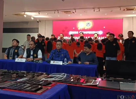 Pengungkapan kasus penipuan online lintas negara yang dilakukan 27 WNA China di Kantor Imigrasi Kelas I Non-TPI Kota Bekasi, Jumat, 7 November 2025. (Sumber: Poskota/Nurpini Aulia Rapika)