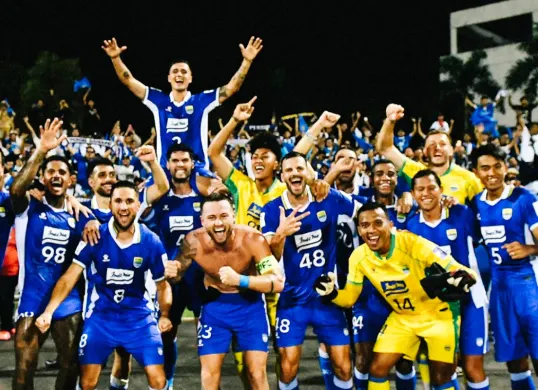 Potret pemain Persib Bandung merayakan kemenangan atas Selangor FC di ACL 2. (Sumber: Instagram/marcklok)