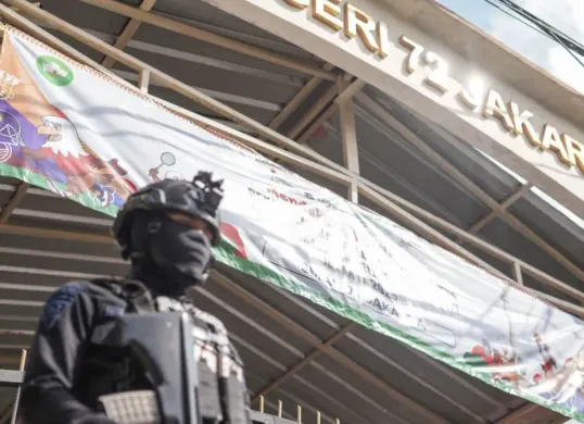 Polisi dan TNI perketat pengamanan pasca ledakan di SMAN 72 Kelapa Gading Jakarta Utara (Sumber: Poskota/Bilal Nugraha Ginanjar)