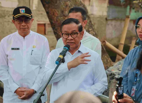 Gubernur Jakarta, Pramono Anung meninjau Kali Krukut di kawasan Petogogan, Kebayoran Baru, Jakarta Selatan, Jumat, 7 November 2025. (Sumber: Dok. Kominfotik Pemprov Jakarta)