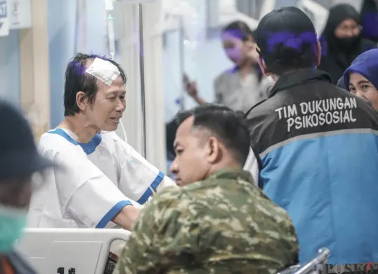 Petugas medis memberikan penanganan kepada korban luka akibat ledakan di SMAN 72 Kelapa Gading di ruang Instalasi Gawat Darurat (IGD) Rumah Sakit Islam Cempaka Putih, Jakarta, Jumat, 7 November 2025. (Sumber: Poskota/Bilal Nugraha Ginanjar)