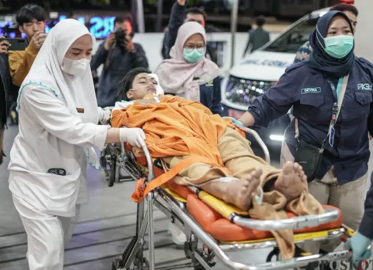 Petugas medis memberikan penanganan kepada korban luka akibat ledakan di SMAN 72 Kelapa Gading di ruang Instalasi Gawat Darurat (IGD) Rumah Sakit Islam Cempaka Putih, Jakarta, Jumat, 7 November 2025. (Sumber: Poskota/Bilal Nugraha Ginanjar)