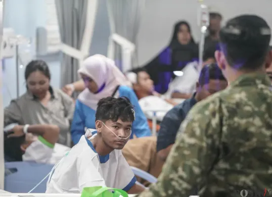 Petugas medis memberikan penanganan kepada korban luka akibat ledakan di SMAN 72 Kelapa Gading di ruang Instalasi Gawat Darurat (IGD) Rumah Sakit Islam Cempaka Putih, Jakarta, Jumat, 7 November 2025. (Sumber: Poskota/Bilal Nugraha Ginanjar)
