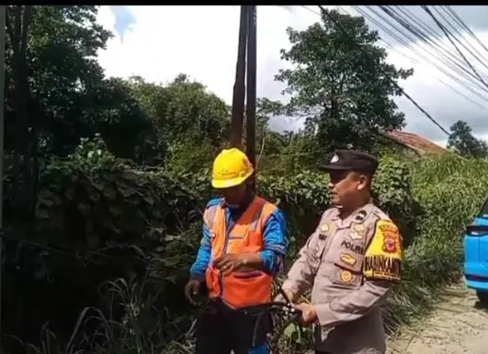 Petugas kepolisian dan PLN memeriksa TKP digondolnya kabel yang menyebabkan satu kampung mati lampu. (Sumber: Polsek Rumpin)