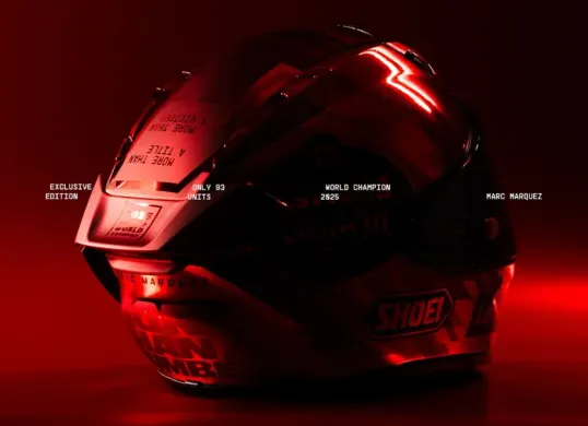 Helm Shoei edisi khusus untuk perayaan gelar juara dunia Marc Marquez bakal dijual terbatas. (Sumber: Instagram/ @weare93)