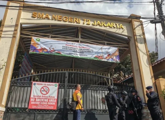 Potret SMAN 72 Jakarta yang dijaga oleh pihak kepolisian usai terjadi ledakan. (Sumber: Poskota/ Bilal Nugraha Ginanjar)