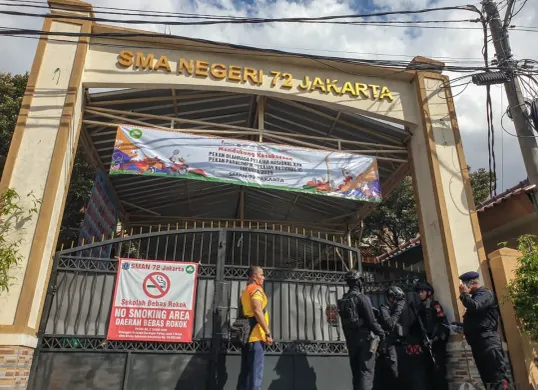 Personel Gegana Brimob Polda Metro Jaya bersiaga di depan SMAN 27, Jakarta Utara, Kelapa Gading Barat, Jumat, 7 November 2025. (Sumber: Poskota/Bilal Nugraha Ginanjar)