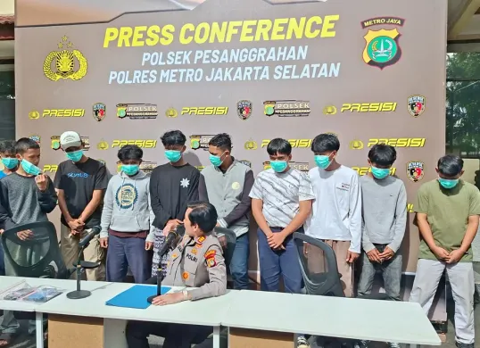 Kapolsek Pesanggrahan AKP Seala Syah Alam menghadirkan 14 pelajar yang diamankan akibat tawuran di Petukangan Utara, Jakarta Selatan, dalam konferensi pers di Mapolsek Pesanggrahan. (Sumber: Poskota/Angga Pahlevi)