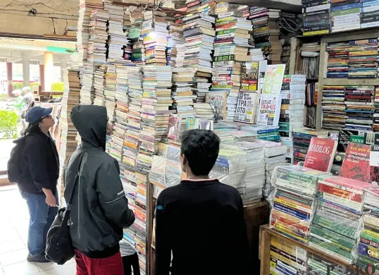 Situasi toko buku di kawasan Kwitang, Senen, Jakarta Pusat, Jumat, 7 November 2025. (Sumber: Poskota/Pandi Ramedhan)