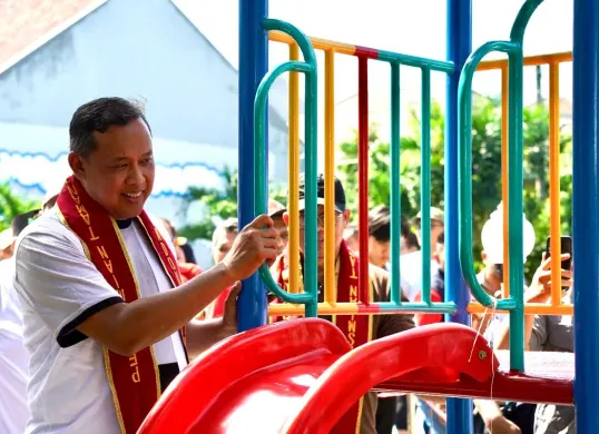 Wali Kota Bekasi, Tri Adhianto meresmikan lima taman di wilayah kecamatan Pondok Gede, Kota Bekasi, Jumat, 7 November 2025. (Sumber: Dok. Humas Pemkot Bekasi)