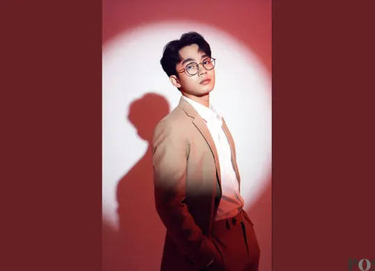 Edit Foto Studio dengan Lighting Aesthetic di Gemini AI (Sumber: TikTok/@boywithglasses_)