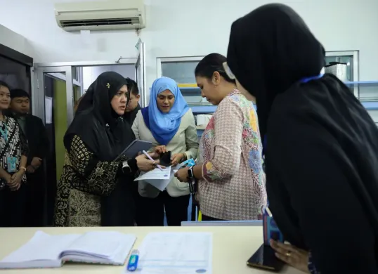 Delegasi Narcotics Control Bureau (NCB) Brunei Darussalam berdiskusi dengan jajaran Balai Besar Rehabilitasi BNN di Lido, Bogor, saat melakukan kunjungan kerja untuk mempelajari program rehabilitasi narkoba di Indonesia. (Sumber: Istimewa)