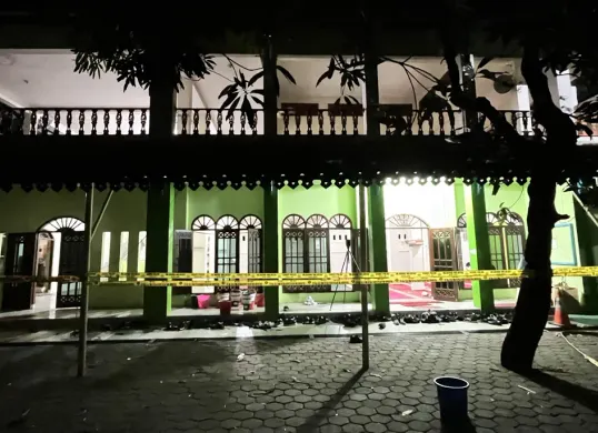 Kondisi masjid tempat ledakan pertama di SMA Negeri 72, Kelapa Gading, Jakarta Utara, Jumat, 7 November 2025. (Sumber: Istimewa)