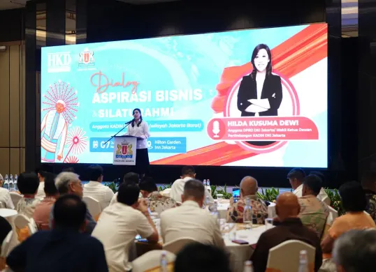 Anggota DPRD DKI Jakarta, Hilda Kusuma Dewi, saat menyampaikan sambutan dalam acara Dialog Aspirasi Bisnis dan Silaturahmi Anggota KADIN Jakarta Barat, Jumat, 7 November 2025. (Sumber: Istimewa)