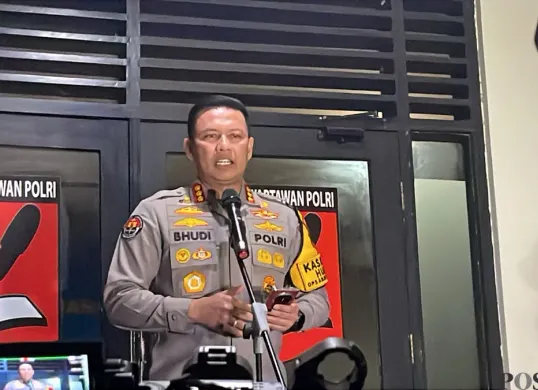 Kabid Humas Polda Metro Jaya, Kombes Budi Hermanto saat memberikan keterangan pers di Polda Metro Jaya, Jakarta Selatan, Sabtu, 8 November 2025. (Sumber: POSKOTA | Foto: Ali Mansur)