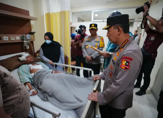 Kapolri Jenderal Polisi Listyo Sigit Prabowo mengunjungi para korban ledakan di SMAN 72 Kelapa Gading, Jakarta, yang kini dirawat di RSI Cempaka Putih, Sabtu, 8 November 2025. (Sumber: Dok Humas Polri)