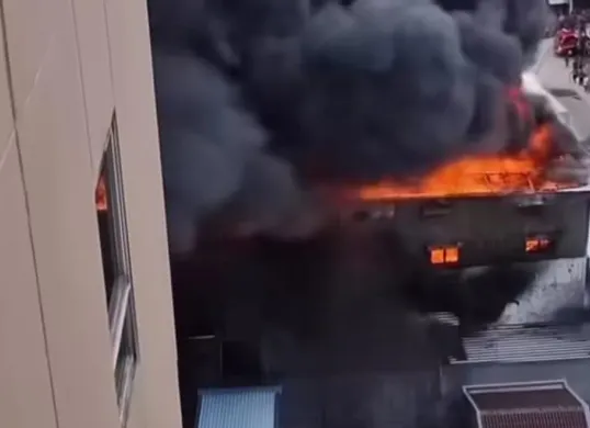 Kebakaran sejumlah bangunan di kawasan Jelambar Baru, Grogol Petamburan, Jakarta Barat, Sabtu, 8 November 2025. (Sumber: Istimewa)