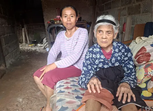 Karnah dengan Acih tinggal di rumah tidak layak huni yang masih berlantai tanah di Pengasinan, Kota Depok. (Sumber: POSKOTA | Foto: Angga Pahlevi)