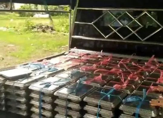 Salah satu mobil bak terbuka saat digunakan mengantar MBG di wilayah Menes, Pandeglang. (Sumber: Istimewa)