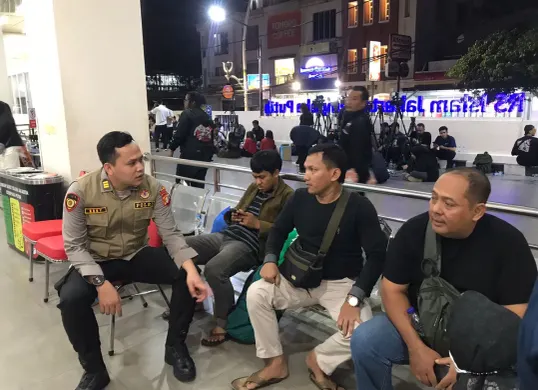 Tim Psikologi dari Biro SDM Polda Metro Jaya turun langsung memberikan dukungan psikologis bagi keluarga korban dan para guru SMAN 72 Jakarta, pasca insiden ledakan yang terjadi di lingkungan sekolah. (Sumber: Mabes Polri)