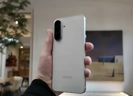 Samsung Galaxy A57 hadir dengan fitur flagship seperti desain flat-edge, layar 120Hz, dan sertifikasi IP67 di kisaran harga 5 jutaan. (Sumber: YouTube/Pan Channel)