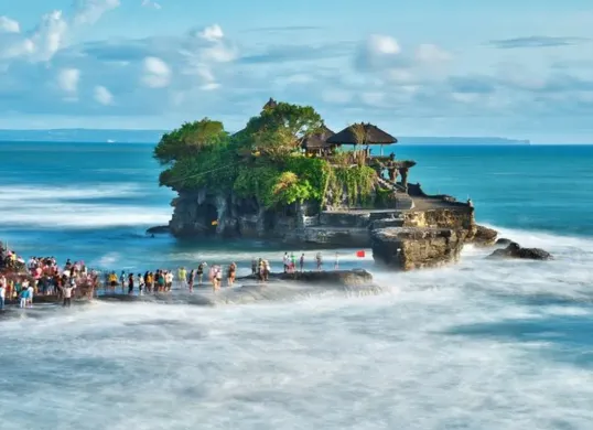 Ingin Foto Liburan Ala Bali Tanpa Keluar Rumah? Coba Rekomendasi Prompt Gemini AI Ini (Sumber: Pinterest)