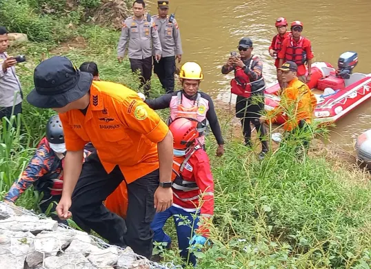 Personel SAR gabungan berhasil menemukan salah satu korban tenggelam berinisial A, 9 tahun, yang terseret arus Kali Cikeas, di Perumahan Nusapala, Jatiasih, Kota Bekasi. (Sumber: SAR Bekasi)