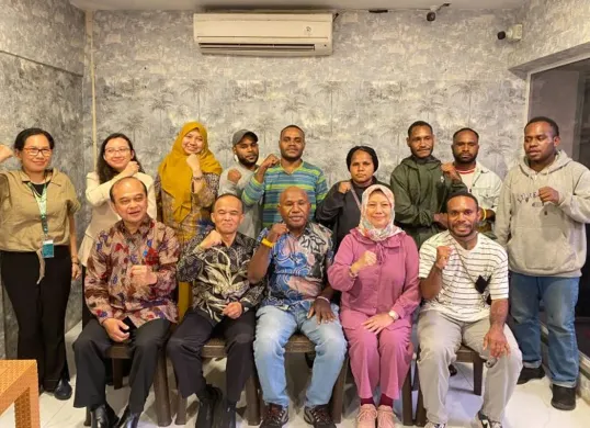 Jajaran Komisi Disiplin UNAS bersama Ikatan Mahasiswa Papua Ja-detabek dan keluarga mahasiswi Papua berfoto bersama usai pertemuan dialog di Jakarta, Kamis, 6 November 2025. (Sumber: Istimewa)