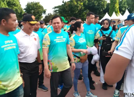 Ketua DPD RI, Sultan Bachtiar Najamudin (ketiga dari kiri), melepas ribuan peserta jalan santai. Usai melepas, Sultan ikut berjalan santai lalu diikuti dengan kegiatan menanam pohon. (Sumber: POSKOTA | Foto: Heri Effendi)