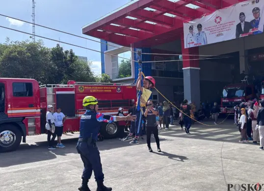 Petugas Damkar Kabupaten Bogor membuat halaman Mako jadi taman bermain anak-anak saat uji coba ketiga CFD di Jalan Tegar Beriman, Cibinong. (Sumber: Poskota/Giffar Rivana)