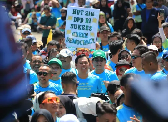 Ribuan peserta mengikuti Green Democracy Fun Walk di Jakarta dalam rangka HUT ke-21 DPD RI dan pencanangan Hari Green Democracy. (Sumber: Istimewa)