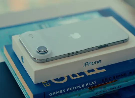 iPhone 17 Air hadir dengan berbagai varian kapasitas penyimpanan dan warna yang menarik, salah satunya Sky Blue, yang saat ini menjadi favorit para penggemar HP terbaru Apple. (Sumber: X/@its_shevi)