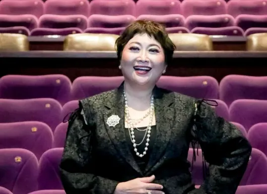 Potret presenter sekaligus aktris, Indy Barends yang kini viral di media sosial dan dikaitkan dengan RM BTS. (Sumber: Instagram/@indybarends)