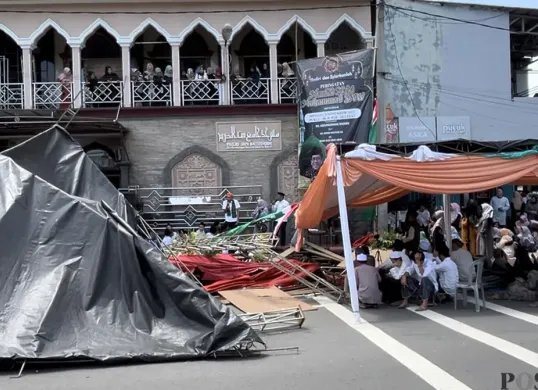 Kondisi tenda acara Maulid Nabi di Masjid Baitusshobri, Kembangan, Jakarta Barat, yang ditabrak mobil, Minggu, 9 November 2025. (Sumber: POSKOTA | Foto: Pandi Ramedhan)