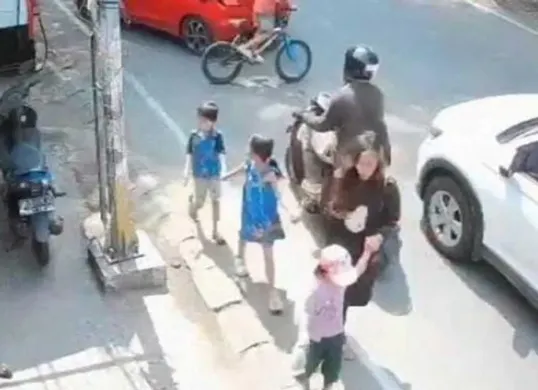 Rekaman CCTV Bilqis Ramdhani yang sempat dinyatakan hilang di Taman Pakui Sayang, Makassar. (Sumber: Tangkapan Layar)