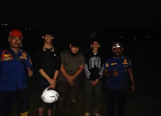 Petugas Damkar Kabupaten Bogor membantu tiga remaja yang tersesat di wilayah perbukitan Sukamakmur, Kabupaten Bogor, akibat mengikuti Google Maps. (Sumber: Dok Damkar Bogor)